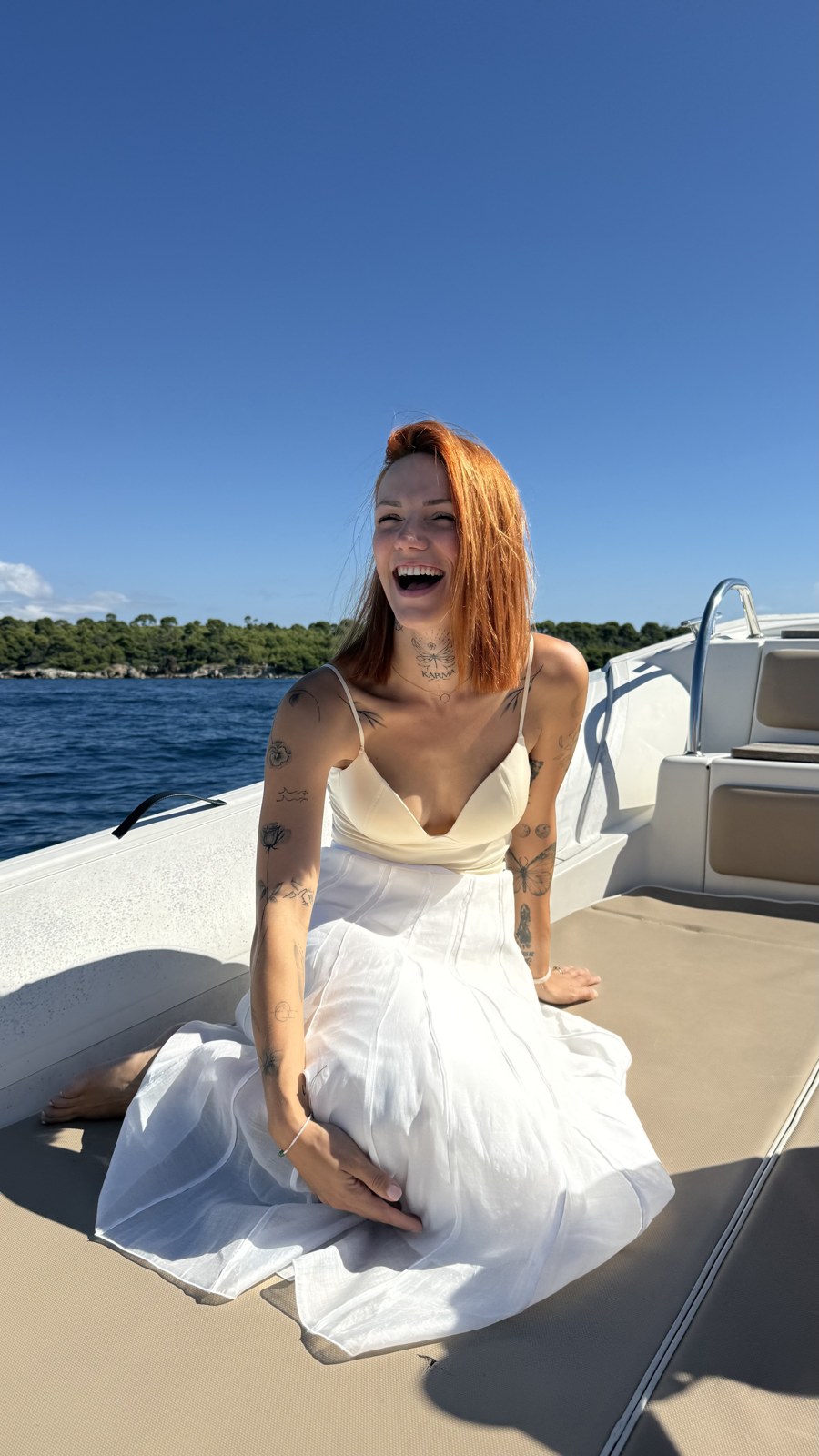 Chelsea souriante sur un bateau